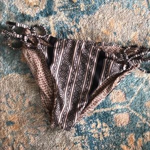 Acacia bottoms size small